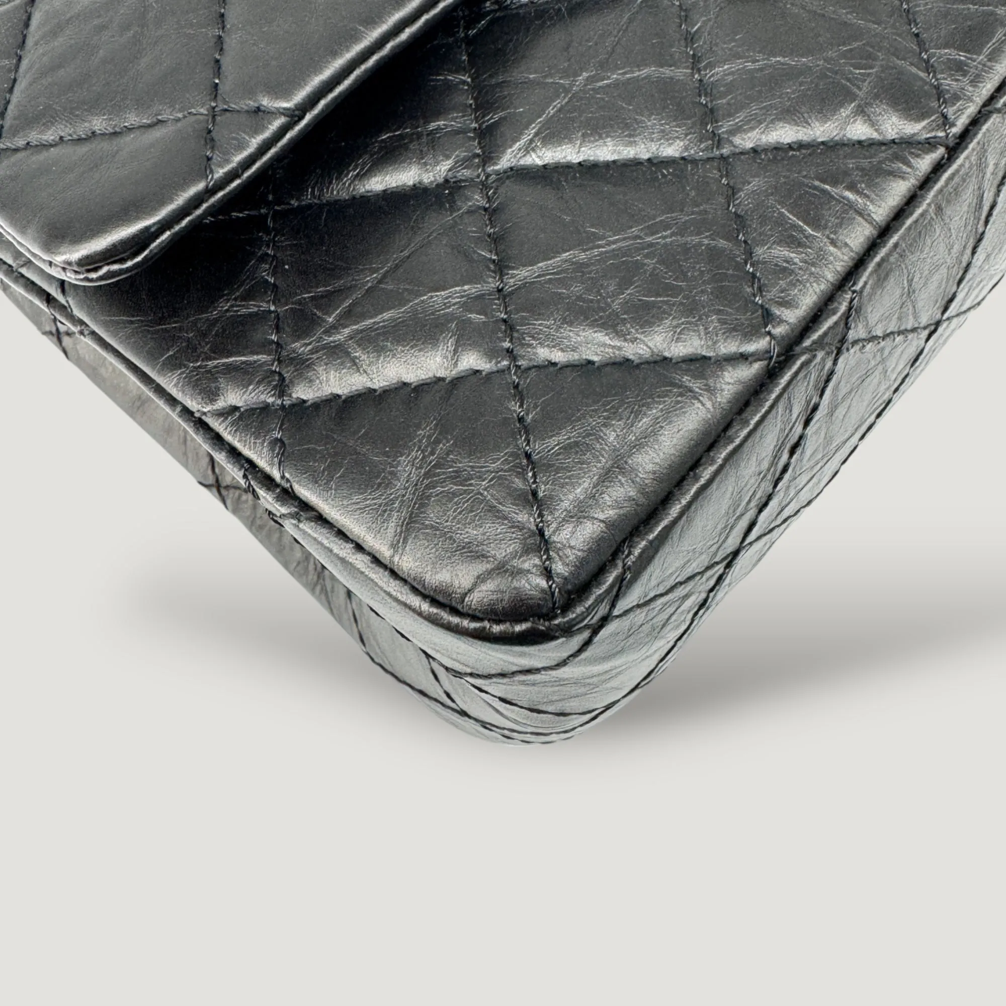 Waterproof REISSUE Contemporary 2.55 CHANEL
